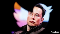 這一埃隆·馬斯克照片與推特圖標重合的圖片是2022年10月23日製作的。