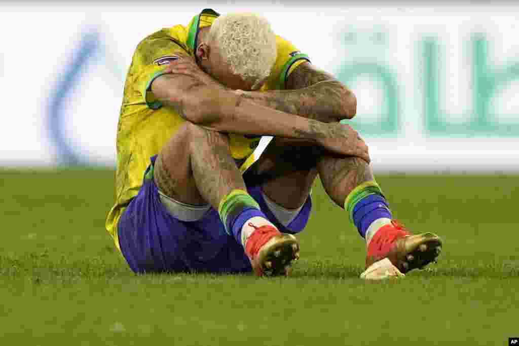 Neymar ya Brésil avandi na mabele mpe angumbi moto nsima na kopola na Croatie na 1/4 ya finale ya Mondial Qatar 2022 na stade ya mboka ya Education, Doha, 22 décembre 2022. (AP Photo/Martin Meissner)