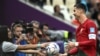 Attaquant ya Portugal #07 Cristiano Ronaldo azwi ndembo na maboko ya mokunisi moko ya mwasi na match na Suisse na 8e ya Mondial Qatar 2022 na stade Lusail, Doha, 5 décembre 2022. (Photo by Jewel SAMAD / AFP)