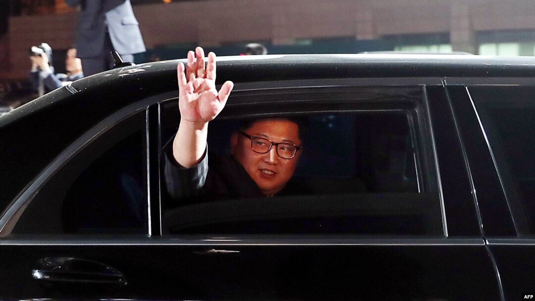 北韓領導人金正恩離開板門店返回北韓(2018年4月27日)