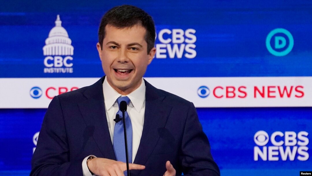 El precandidato demócrata Pete Buttigieg, durante el décimo debate de la campaña presidencial demócrata a la Casa Blanca.