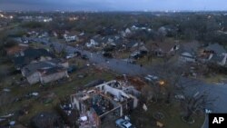 Los escombros cubren el suelo que rodea las casas dañadas por un tornado en Oxford Drive y Stratford Drive en Round Rock, Texas, el lunes 21 de marzo de 2022. (Jay Janner/Austin American-Statesman vía AP)