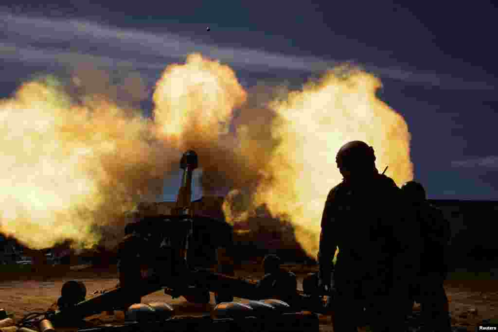 Members of the Ukrainian Volunteer Corps fire a howitzer, as Russia's invasion of Ukraine continues, at a position in the Zaporizhzhia region, March 28, 2022.