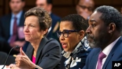 Desde izquierda, Jean Veta, Ann Claire Williams y Joseph Drayton del Comité Permanente de la Judicatura Federal de la Asociación Estadounidense de Abogados testifican en la audiencia de confirmación del candidato a la Corte Suprema Ketanji Brown Jackson, el 24 de marzo de 2022.