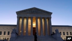 La Corte Suprema de Estados Unidos se ve al amanecer en Capitol Hill, en Washington, el lunes 21 de marzo de 2022.