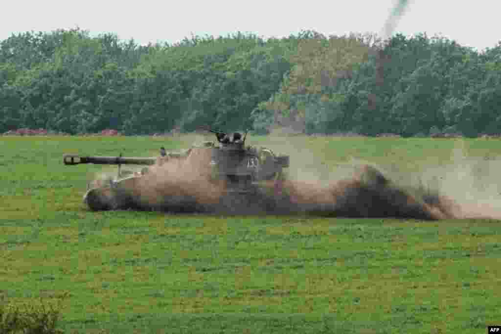 A Ukrainian self-propelled Howitzer moves on a field near Sydorove, eastern Ukraine, on the 83rd day of the Russian invasion of Ukraine.