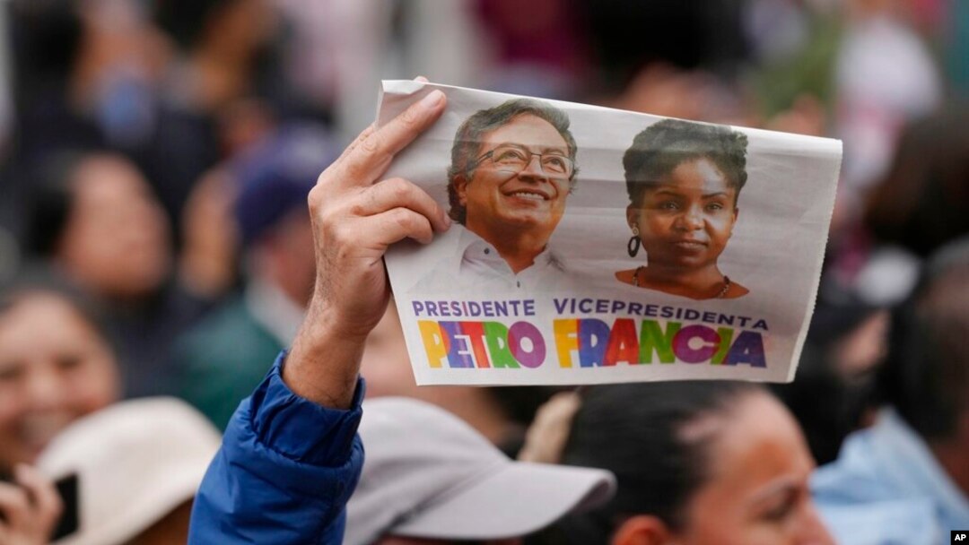 Un partidario del candidato presidencial Gustavo Petro y su compañera de fórmula Francia Márquez, de la coalición Pacto Histórico, asisten a un acto de campaña en Fusagasugá, Colombia, el miércoles 11 de mayo de 2022.