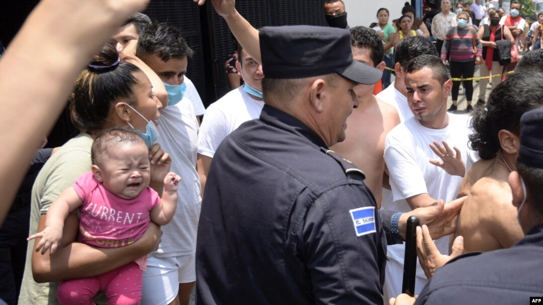 Las personas detenidas por presuntos vínculos con pandillas son escoltadas por la Policía Nacional Civil durante el estado de emergencia declarado por el gobierno salvadoreño en el centro penal de San Salvador, el 25 de abril de 2022.