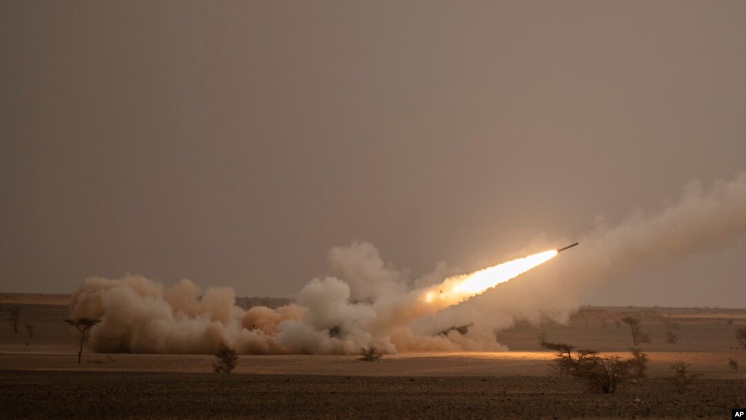 Un camión de lanzamiento dispara el Sistema de Cohetes de Artillería de Alta Movilidad (HIMARS) contra su objetivo previsto durante el ejercicio militar African Lion en el complejo Grier Labouihi, en el sur de Marruecos, el 9 de junio de 2021.