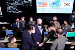 방한 중인 조 바이든 미국 대통령과 윤석열 한국 대통령이 22일 오산 미 공군기지에 있는 항공우주작전본부(KAOC) 작전조정실을 찾아 장병들을 격려했다.