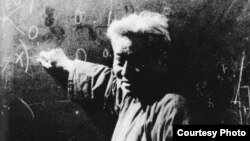 被毛“欽點”右派分子的黃萬里教授“摘帽”後返回教室講課。（黃萬里研究基金）