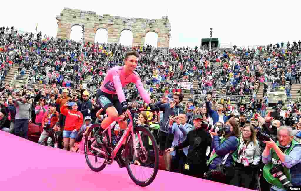 Australian rider Jai Hindley from Team Bora enters the Verona arena after competing in the 21st and final stage, to win the Giro d’Italia 2022 cycling race, 17.4 km individual time trial in Verona, Italy.