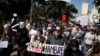 Un trabajador vestido como la muerte participa en una protesta exigiendo mejores salarios, mejores contratos laborales y pago de bonos, en Caracas, Venezuela, 11 de enero de 2023.