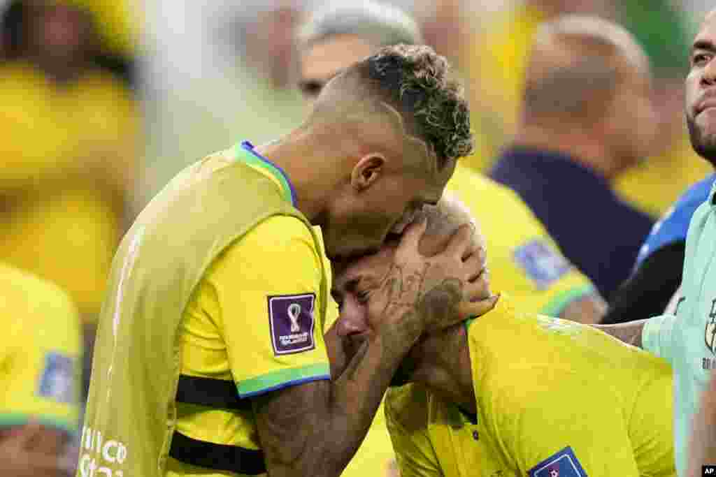 Mosani ya Brésil Raphina apesi lipwepwe na mosani Neymar ya ekipi na ye nsima na kopola mpe kolongwa liboso lya Croatie na 1/4 ya Mondial Qatar 2022 na stade ya cité ya Education, Al-Rayyan, Doha, 9 décembre 2022. (AP Photo/Darko Bandic)