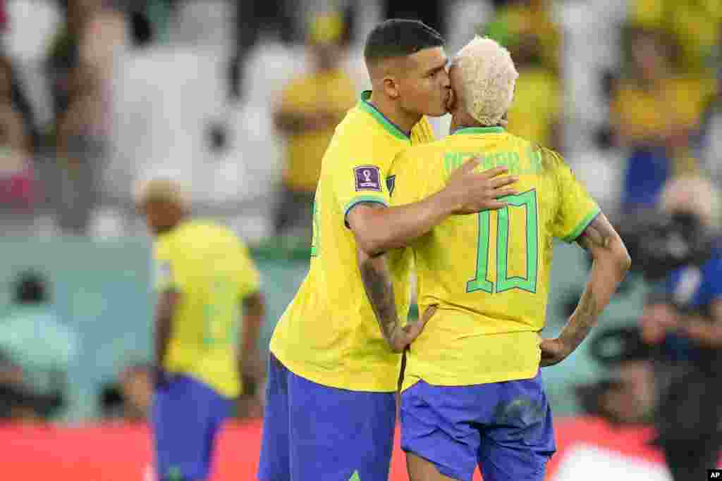Thiago Silva mosani ya Brésil lipwepwe na mosani mosusu ya Brésil Neymar nsima na ekipi na bango kopola na 1/4 ya finale ya Mondial Qatar 2022 na stade ya cité ya Education Al-Rayyan, Doja, 9 décembre 2022. (AP Photo/Andre Penner)