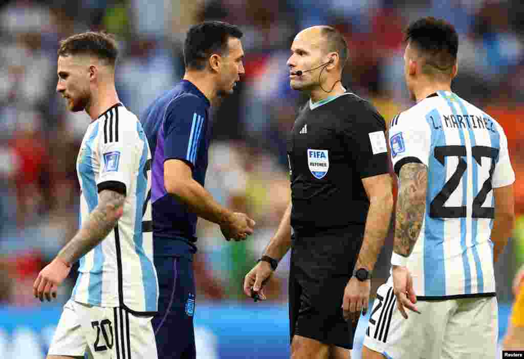Coach ya Argentine Lionel Scaloni azali kosolola na mobeti piololo Antonio Miguel Mateu na match ya 1/4 ya finale ya Mondial Qatar 2022 na stade Lusail, Doha, 9 décembre 2022. REUTERS/Carl Recine