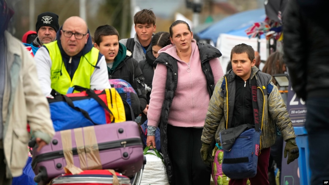 La gente regresa a Ucrania por el cruce fronterizo en Medyka, sureste de Polonia, el sábado 9 de abril de 2022.