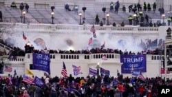 ARCHIVO - Insurrectos violentos leales al presidente Donald Trump asaltan el Capitolio el 6 de enero de 2021 en Washington.