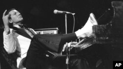 ARCHIVO - Jerry Lee Lewis, el último sobreviviente de una generación de artistas innovadores que incluyó a Elvis Presley, falleció este viernes a los 87 años. Captado en marzo de 1945 durane concierto en el Madison Square Garden, en Nueva York. 