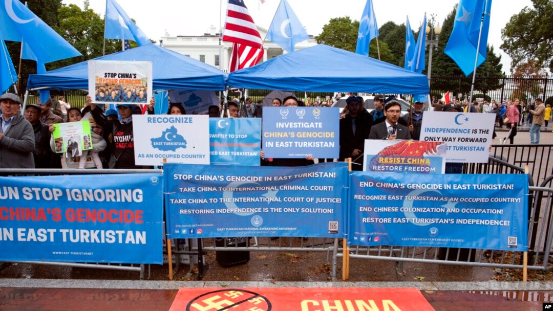 位於華盛頓東突厥覺醒運動（The East Turkistan National Awakening Movement）2022年10月1日在白宮前抗議中共當局在新疆的統治。