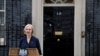 La primera ministra británica, Liz Truss, hace una declaración frente al número 10 de Downing Street, Londres, Gran Bretaña, el 20 de octubre de 2022. REUTERS/Toby Melville