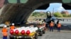 台灣軍隊士兵站在F16V戰機前，準備進行裝載美製AGM-84魚叉反艦導彈及AIM-120和AIM-9空空導彈的訓練。 （2022年9月16日）