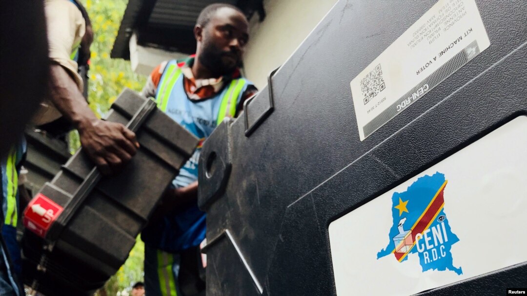Basali ba CENI, misala mya maponami, bazali komema sanduku ya machine ya kopona, Kinshasa, RDC, 28 décembre 2018.