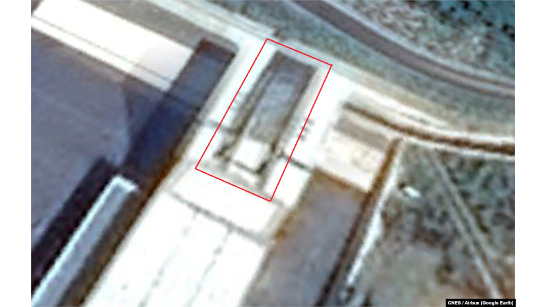 2017년 이동식 조립 건물 옥상에 설치됐던 대형 크레인(사각형 안). 자료=CNES/Airbus (Google Earth)