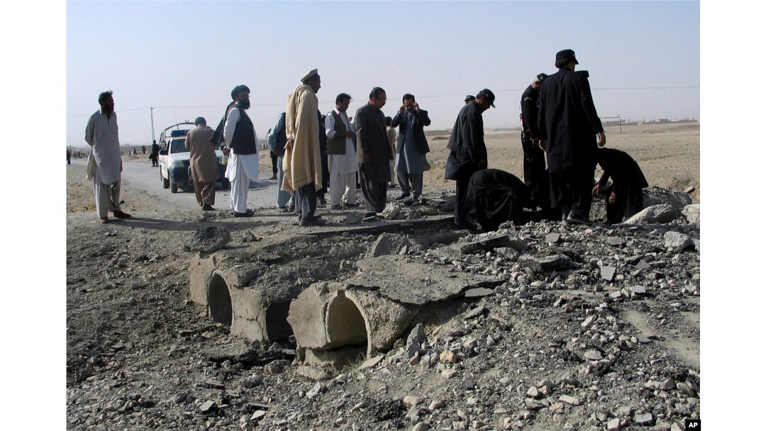 FILE - Pakistani officials investigate the site of bombing at Chaman, border post on the Pakistan Afghanistan border in Pakistan, Nov. 21, 2016.