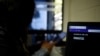 Xenia Oliva, una reportera de investigación de GatoEncerrado, a quien le piratearon el teléfono siete veces, incluida la extracción de datos, trabaja en la oficina de GatoEncerrado en San Salvador, El Salvador, 11 de enero de 2022.