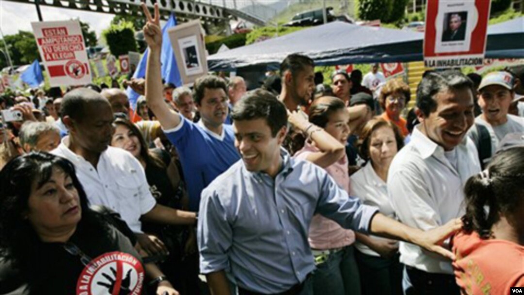 La Corte Interamericana de Derechos Humanos ordenó al Estado venezolano levantar la inhabilitación sobre Leopoldo López por dos casos de supuesta corrupción que él siempre negó.