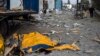 El cuerpo de un hombre está cubierto por una lona de un camión dañado luego de un bombardeo ruso de una fábrica en Kramatorsk, en el este de Ucrania, el 19 de abril de 2022.