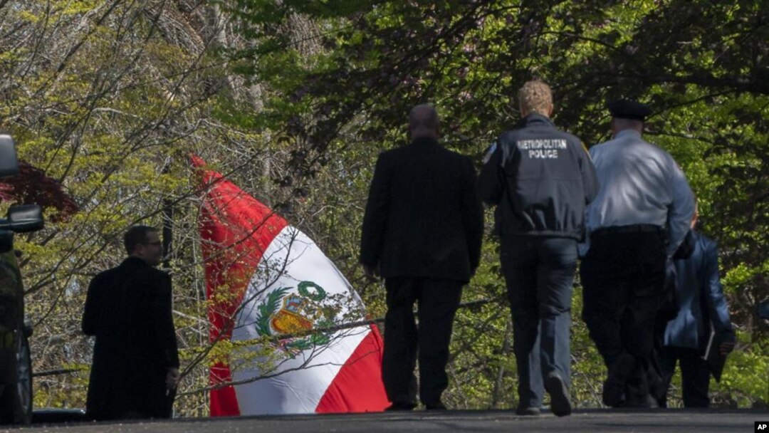 Agentes de la Policía Metropolitana de Washington caminan cerca de la residencia del embajador peruano el miércoles 20 de abril de 2022, en el noroeste de Washington, D.C. 