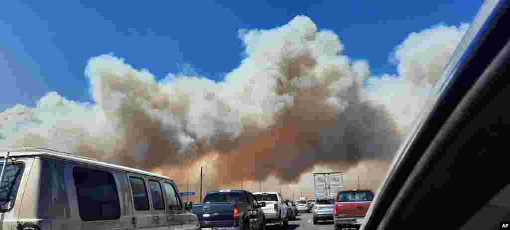 Smoke from the Tunnel Fire fills the sky in Doney Park, outside Flagstaff, Arizona, April 19, 2022. 