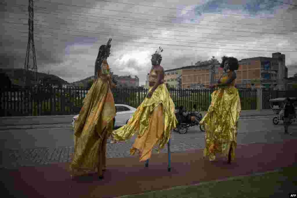 Revelers of the street carnival group "Cordao Do Boitata" walks on stilts during a "bloco", one of the street parades leading up to the main samba contest in Rio's Sambodrome arena, at Madureira neighborhood in the suburbs of Rio de Janeiro, Brazil, April 17, 2022.