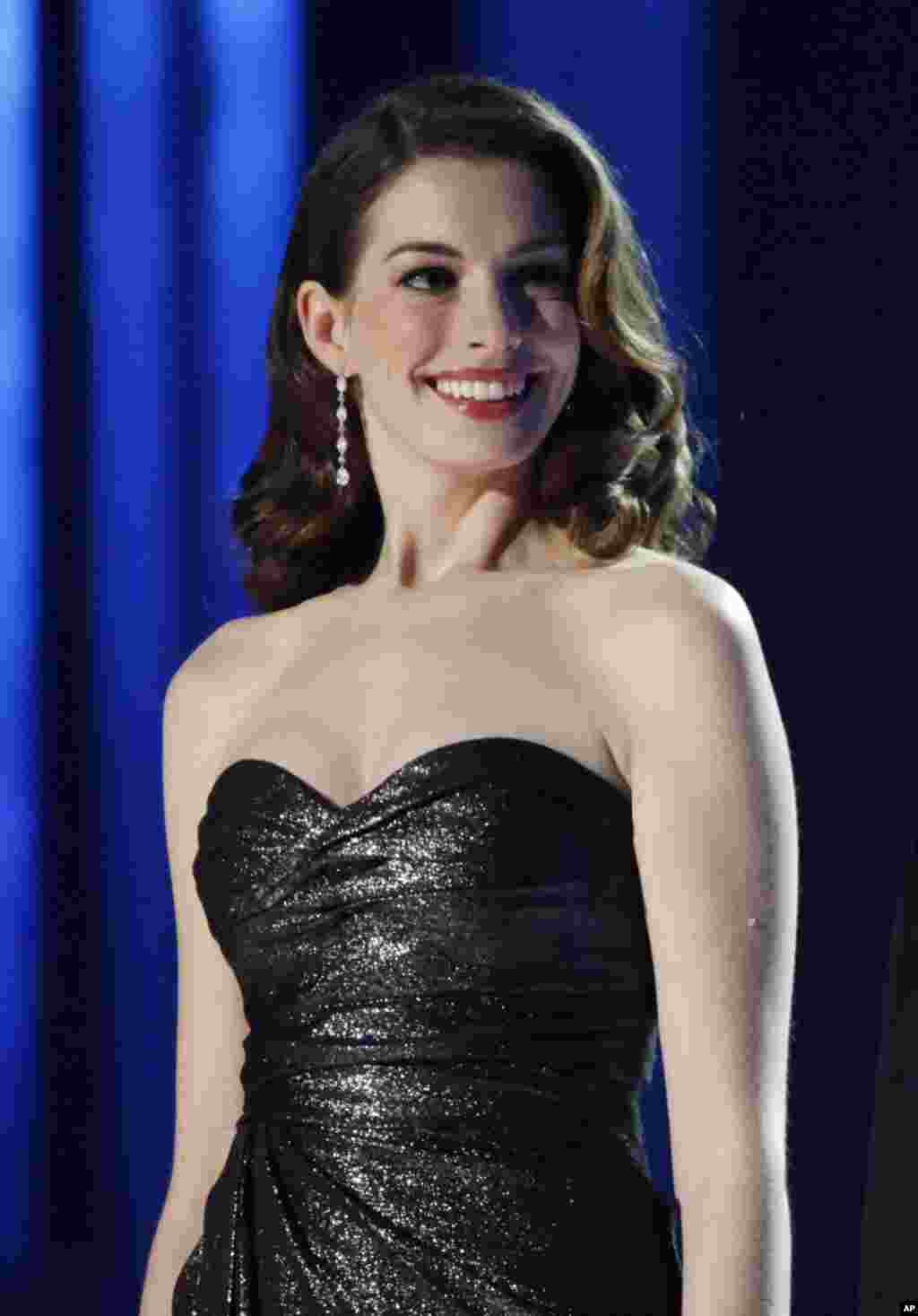 荷里活影星安妮·海瑟威(Anne Hathaway)在挪威奧斯陸主持諾貝爾和平獎音樂會,慶祝監獄中的劉曉波獲獎(2010年12月11日)。