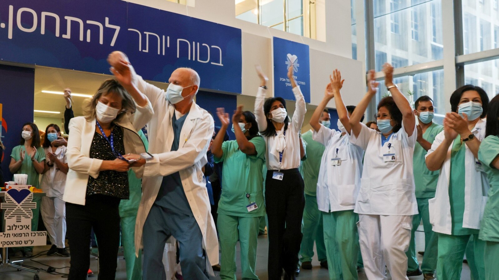 Equipos médicos celebran que recibirán sus vacunas contra el coronavirus, al iniciarse la campaña de vacunación en Israel, en el Centro Médico Souraski, en Tel Aviv el 20 de diciembre.