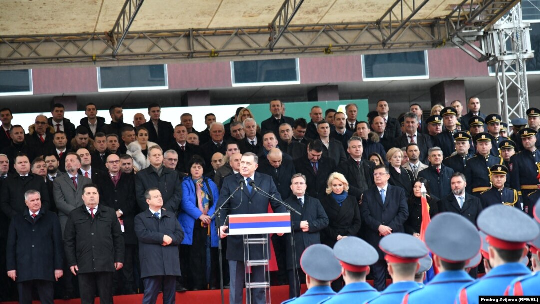 Milorad Dodik, predsjednik Republike Srpske, Željka Cvijanović, članica Predsjedništva BiH, Ivica Dačić, ministar vanjskih poslova Srbije tokom obilježavanja "dana Republike Srpske" u Istočnom Sarajevu, Bosna i Hercegovina, 9. januara 2023. (Foto: Predrag Zvijerac (RFE/RL)
