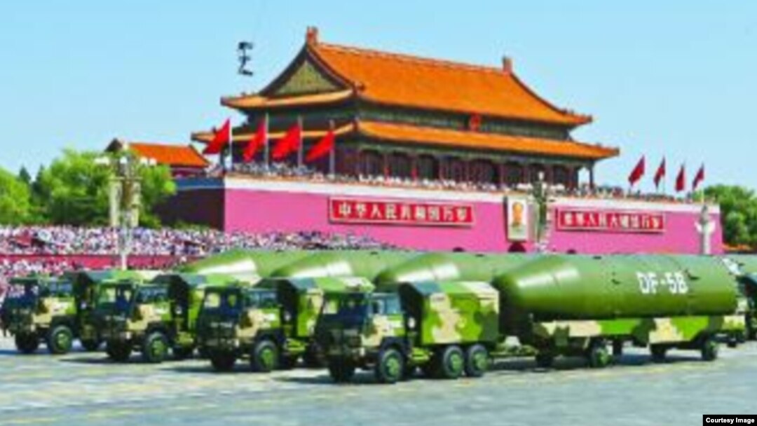 中國在2015年閱兵中展示東風-5B導彈(香港蘋果日報圖片)