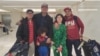 El nicaragüense Jorge López (en medio) se reunió con sus hermanos este fin de semana bajo el parole humanitario. Cortesía