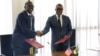 Mahmoud Bah, director executivo adjunto da Milleniun Challenge Corporation (esq), e Max Tonela, ministro das Finanças e Economia(dir), Maputo