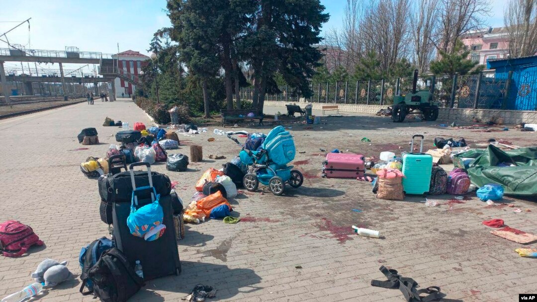 این تصویر را ولادمیر زیلینسکی، رییس جمهور اوکراین، پس از حمله بر قطار آهن در تلگرام خود نشر کرده، تصویری که در آن لکه ها خون ، بکس های سفری و وسایط انتقال کودکان مشاهده می شود