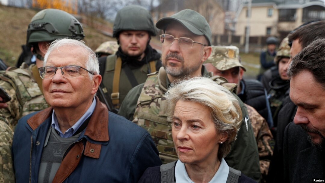 La presidenta de la Comisión Europea, Ursula von der Leyen, y el alto representante de la Unión Europea para Asuntos Exteriores y Política de Seguridad, Josep Borrell, visitan la ciudad de Bucha, Ucrania, en las afueras de Kiev, el 8 de abril de 2022. REUTERS /Valentyn Ogirenko