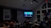Estadounidenses se reúnen para ver el primer debate entre Joe Biden y Donald Trump en Wilmington, Carolina del Norte, EEUU, el 27 de junio de 2024.
