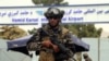 Combatientes de las fuerzas especiales talibanes hacen guardia frente al aeropuerto internacional Hamid Karzai después de la retirada del ejército de EEUU, en Kabul, Afganistán, el 31 de agosto de 2021.