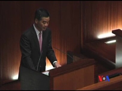2013-01-16 美國之音視頻新聞: 梁振英發表施政報告﹐場外抗議聲高
