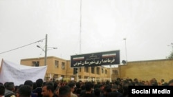 کارگران نیشکر هفت تپه روز سه‌شنبه باردیگر روبروی فرمانداری شهر شوش تجمع کردند