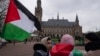 Una bandera palestina ondea frente a la Corte Penal Internacional, en La Haya, Holanda, el 21 de febrero de 2024.