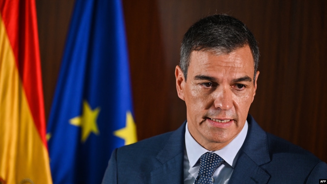 El presidente del Gobierno español, Pedro Sánchez, habla con la prensa en el parque industrial Mondragon, en Kunshan, China, el 11 de septiembre de 2024.