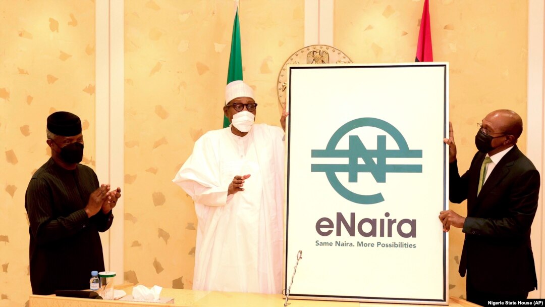 Shugaban Najeriya Muhammadu Buhari da Mataimakinsa tare da gwamnan babban bankin Najeriya. 